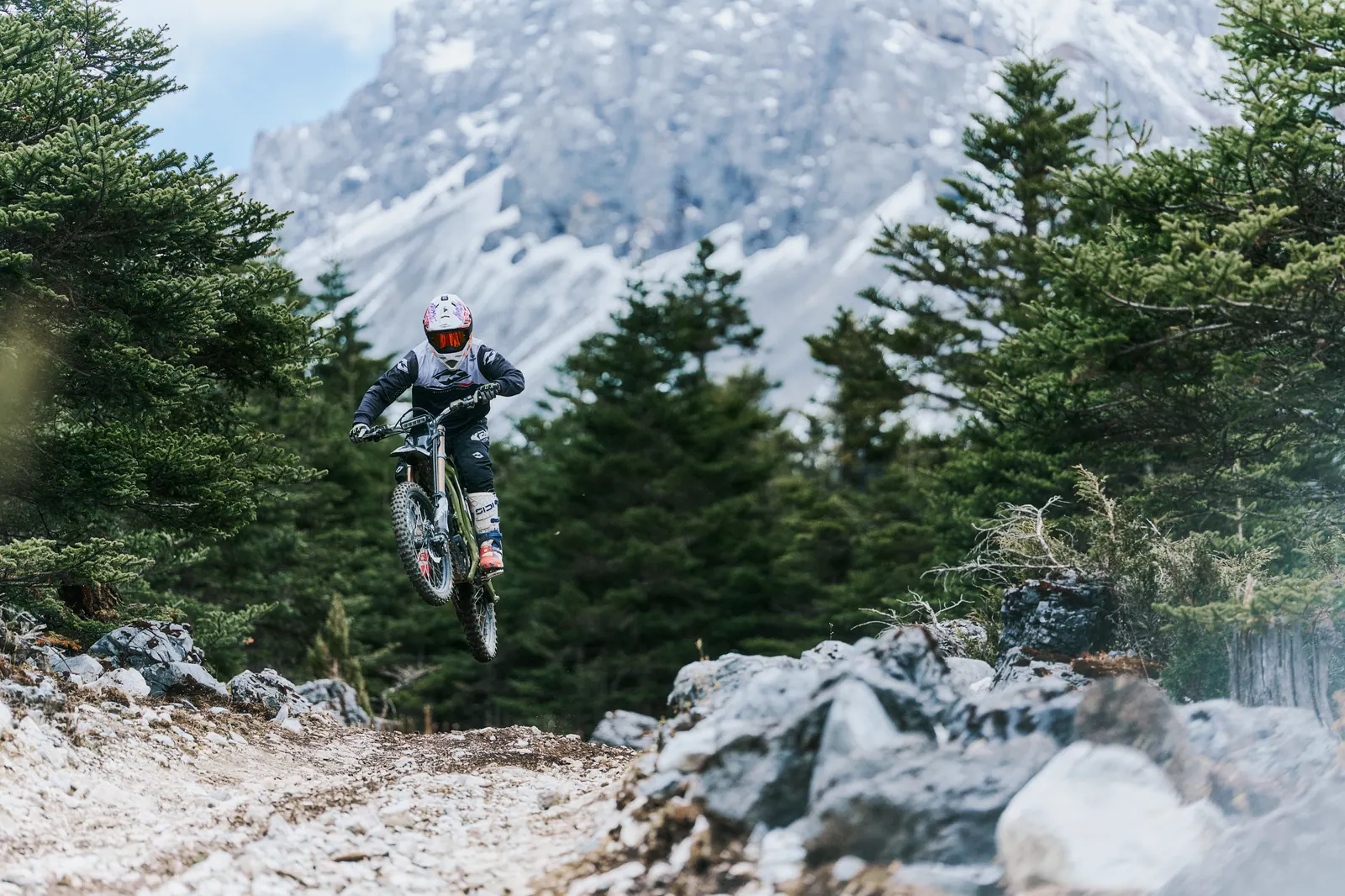 Light Bee 2 X descending a mountain trail
